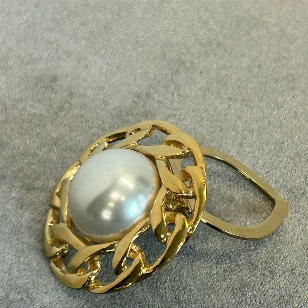 Butler vintage gold tone faux Pearl round chain-link scarf clip - Picture 3 of 7